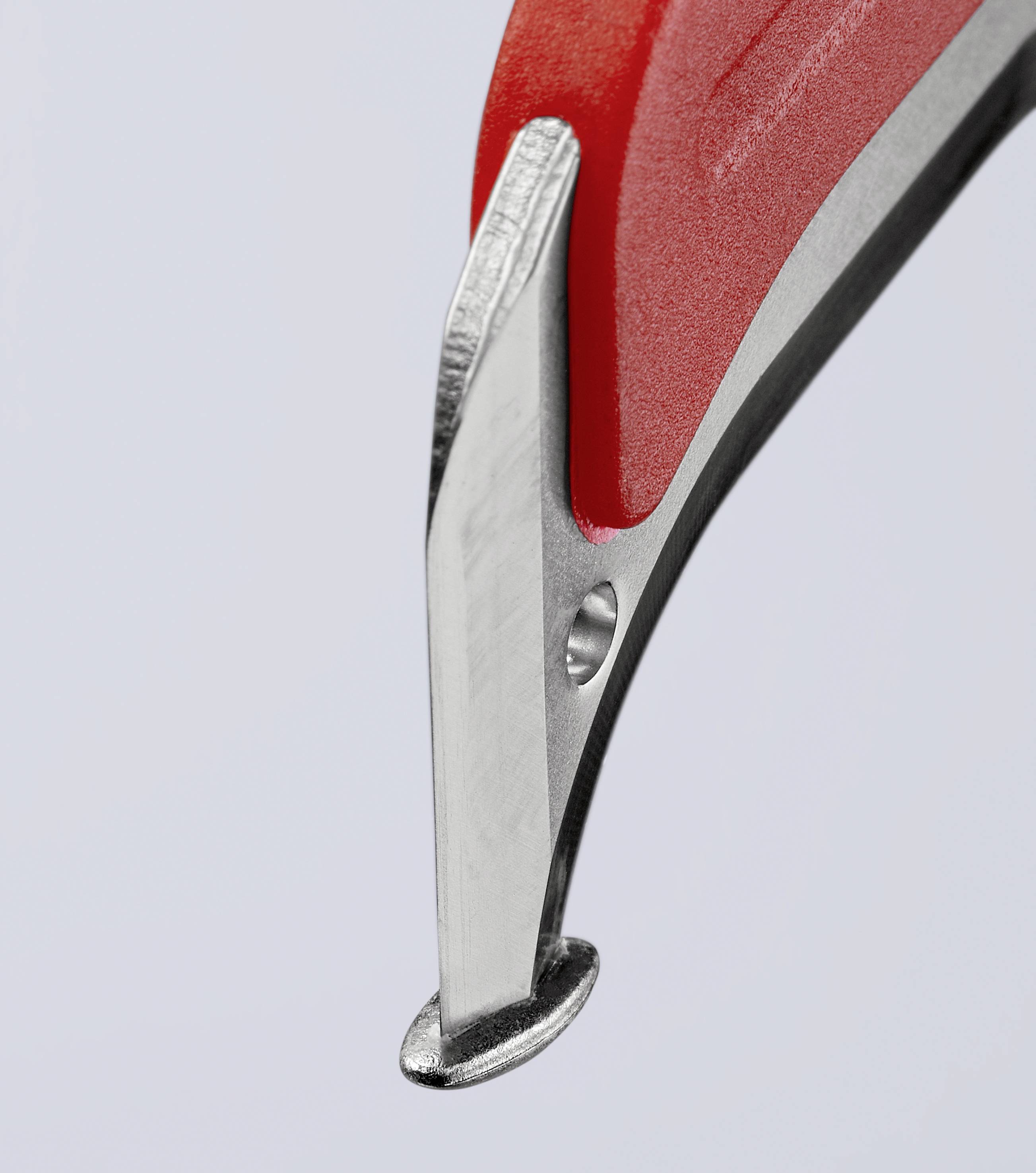 Gros plan sur une pince rouge en métal avec une pointe recourbée, adaptée aux travaux précis en mécanique ou en électronique.