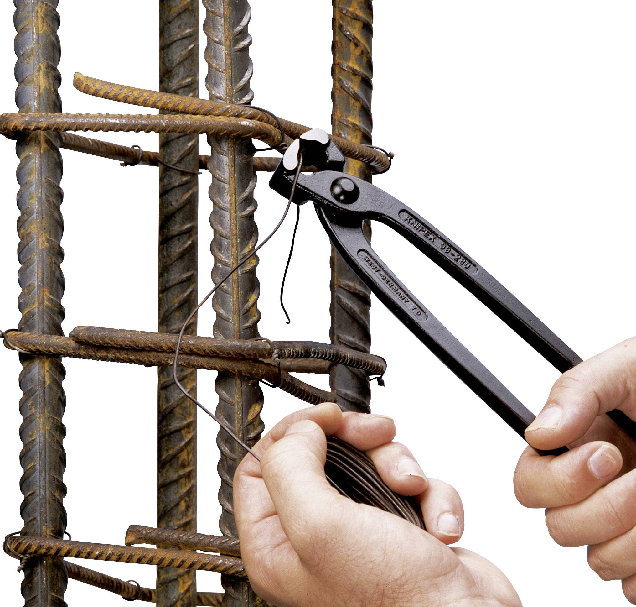 Une personne fixe des barres d'acier avec du fil et une pince. La structure de renforcement sert à stabiliser dans le domaine de la construction.