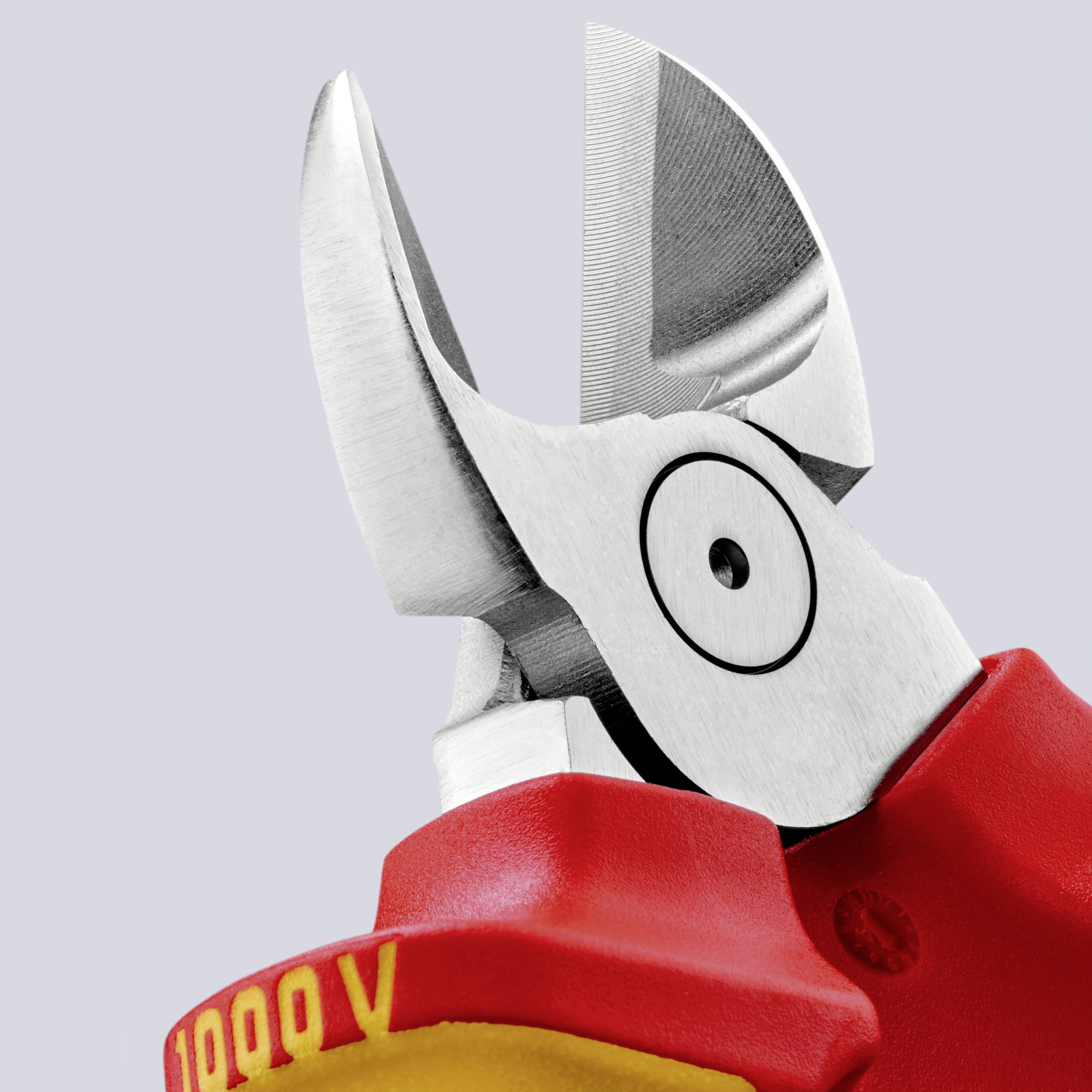 Une pince coupante isolée rouge avec une lame tranchante, adaptée jusqu'à 1000 volts, coupe un fil électrique.