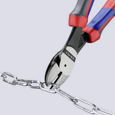 Coupe-boulons aux poignées rouge et bleue coupe une chaîne métallique. Le logo 'Knipex' est visible sur la pince.