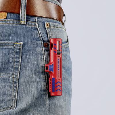 Un multi-outils rouge est glissé dans la poche arrière d'un jean bleu, maintenu en place par une ceinture en cuir marron.