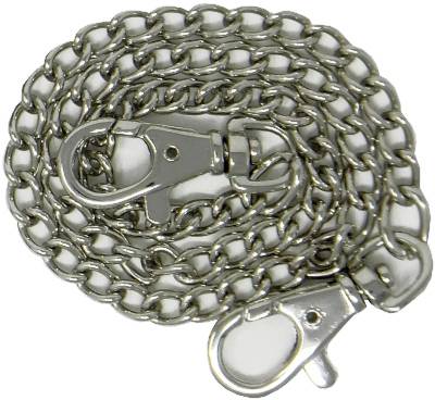 Une chaîne argentée enroulée avec deux mousquetons aux extrémités.