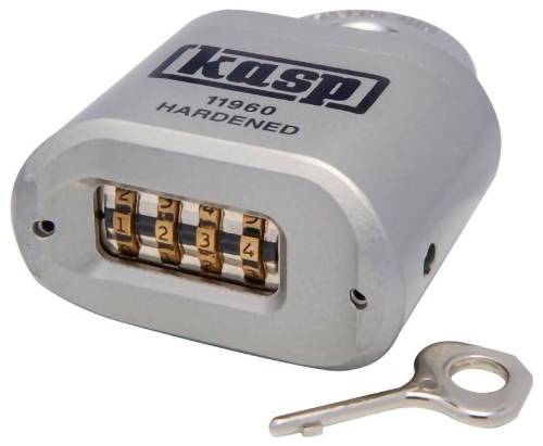 Un cadenas à combinaison avec une finition argentée, étiqueté « kasp 11960 Hardened » sur le dessus, à côté d'une petite clé plate.