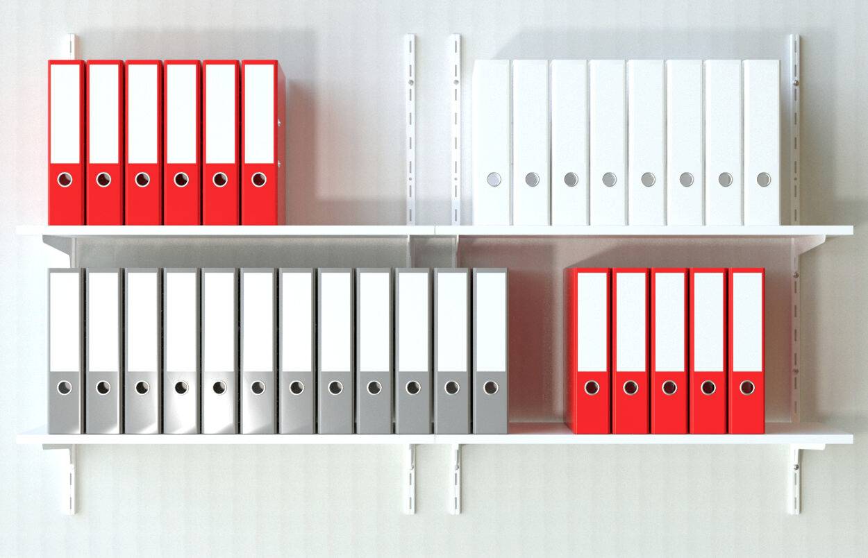 Une étagère avec plusieurs classeurs : en haut rouge, en bas gris et rouge. Les classeurs sont répartis de manière uniforme.