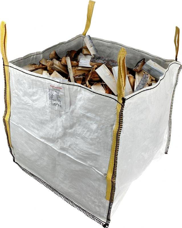 Grand sac blanc rempli de bûches de bois. Quatre anses jaunes en haut pour le transport. Le sac est debout.