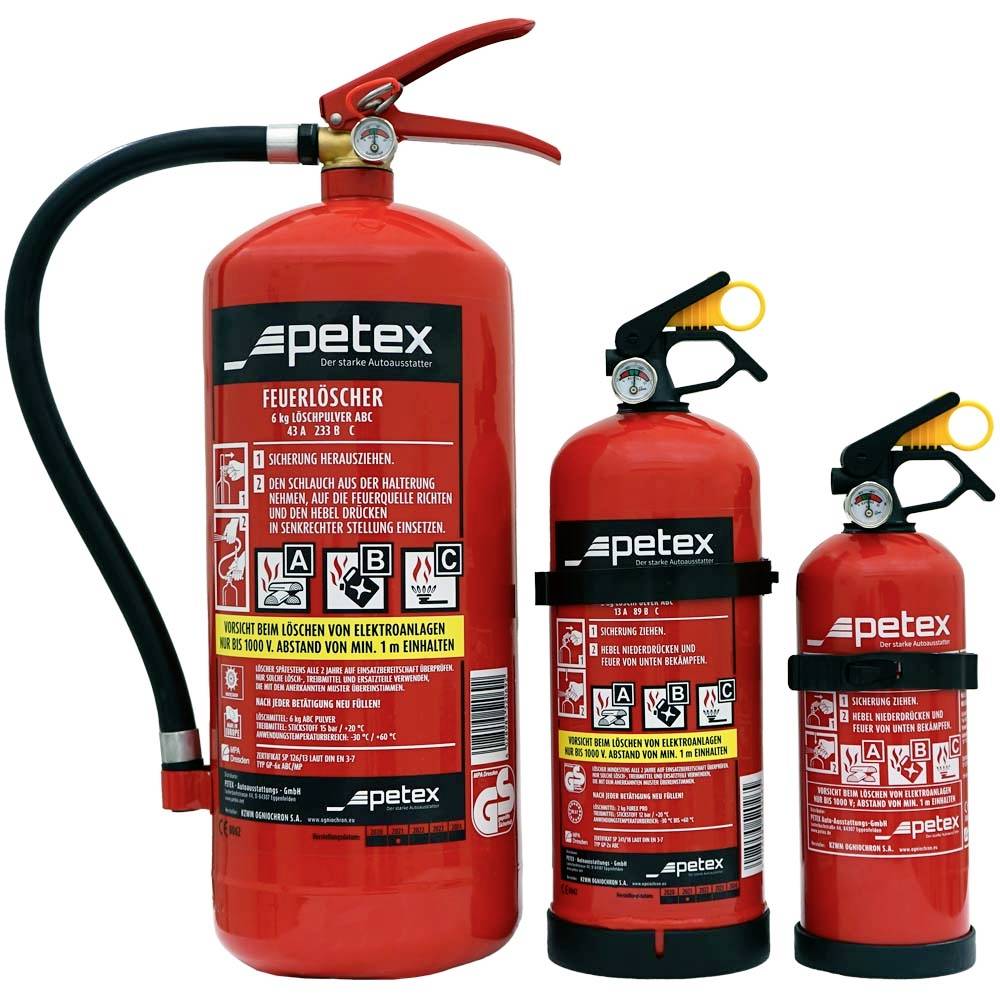 Trois extincteurs rouges de Petex de différentes tailles. Le plus grand est équipé d'une rallonge de tuyau. Des instructions sont visibles sur l'étiquetage.