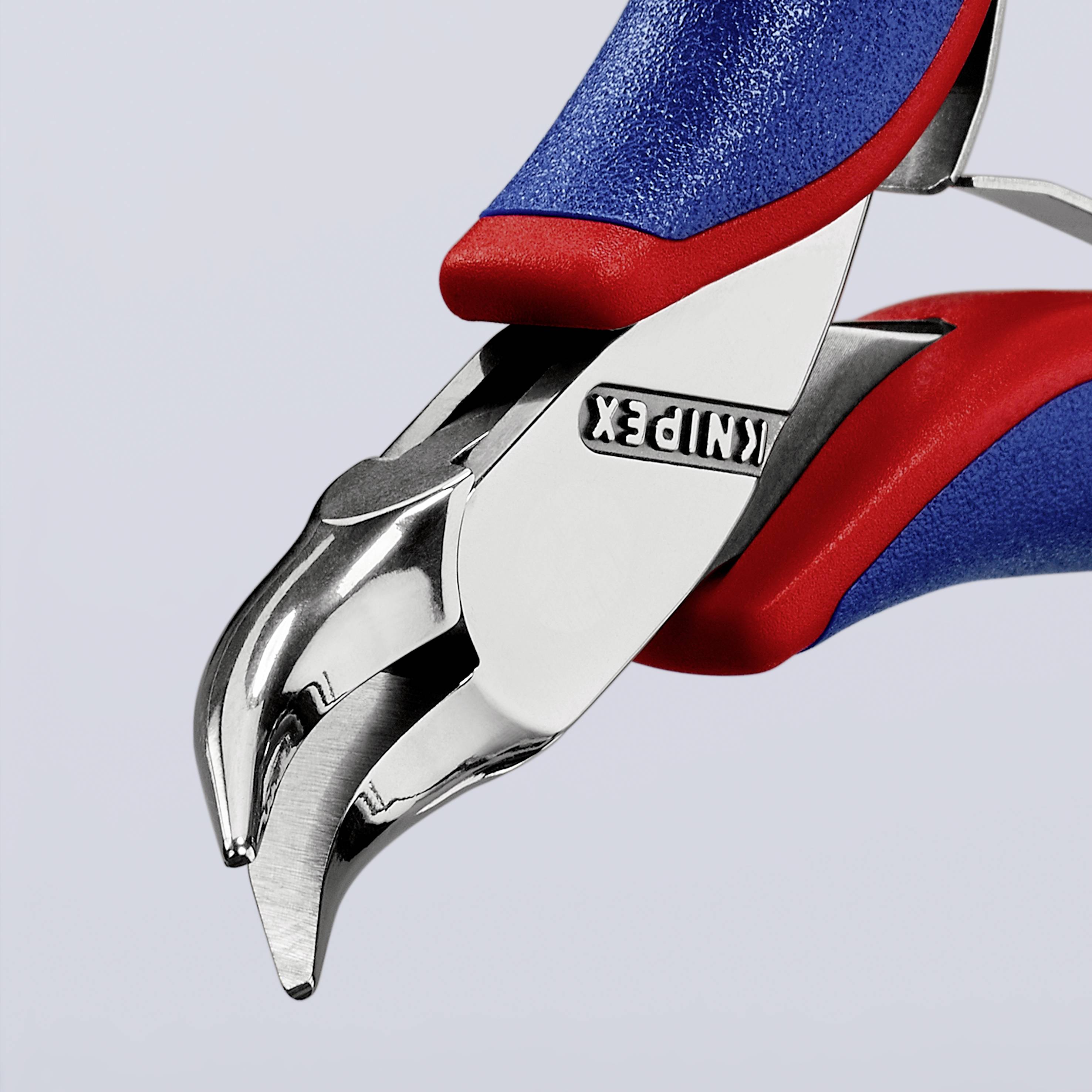 Une pince avec des poignées bleues et rouges portant l'inscription 'KNIPEX'. La pince a des bouts recourbés, adaptés aux travaux de précision.