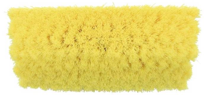 Gros plan sur une brosse de nettoyage rectangulaire jaune aux poils denses.