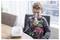 Un enfant est assis à une table avec un nébuliseur muni d'un masque facial, recevant un traitement respiratoire.