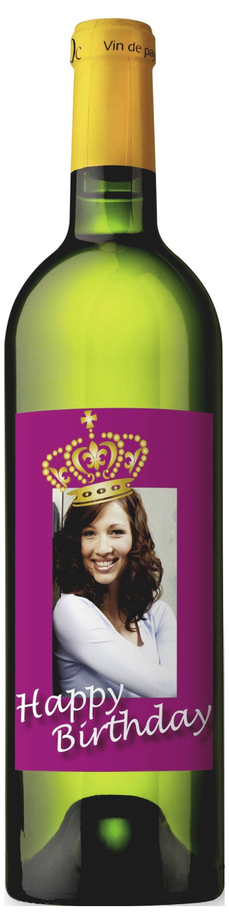 Une bouteille de vin avec un bouchon jaune et une étiquette d'anniversaire violette mettant en vedette une femme souriante et le texte « Joyeux Anniversaire ».
