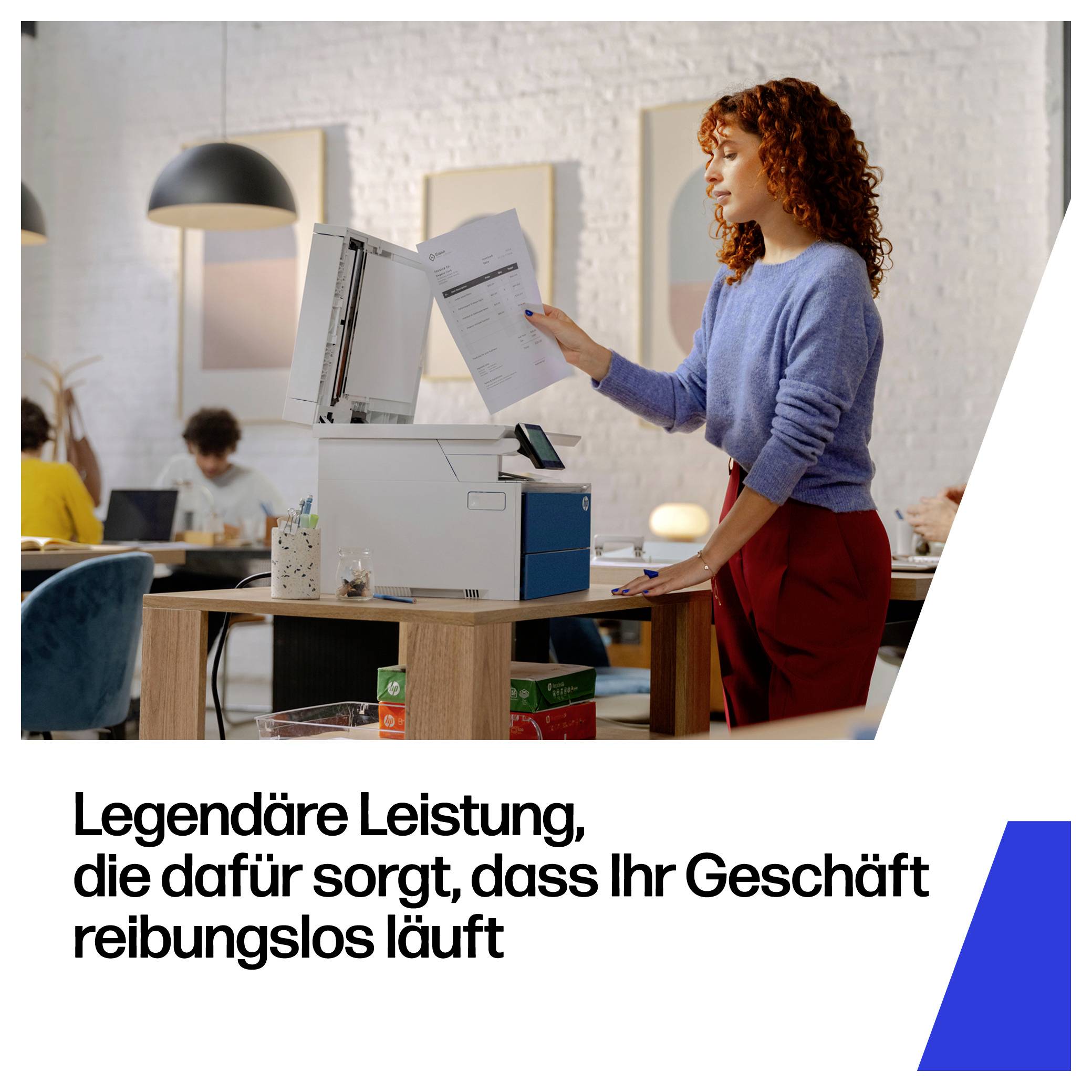 Femme dans un bureau moderne chargeant des papiers dans une imprimante à côté du slogan allemand « Legendäre Leistung, die dafür sorgt, dass Ihr Geschäft reibungslos läuft ».