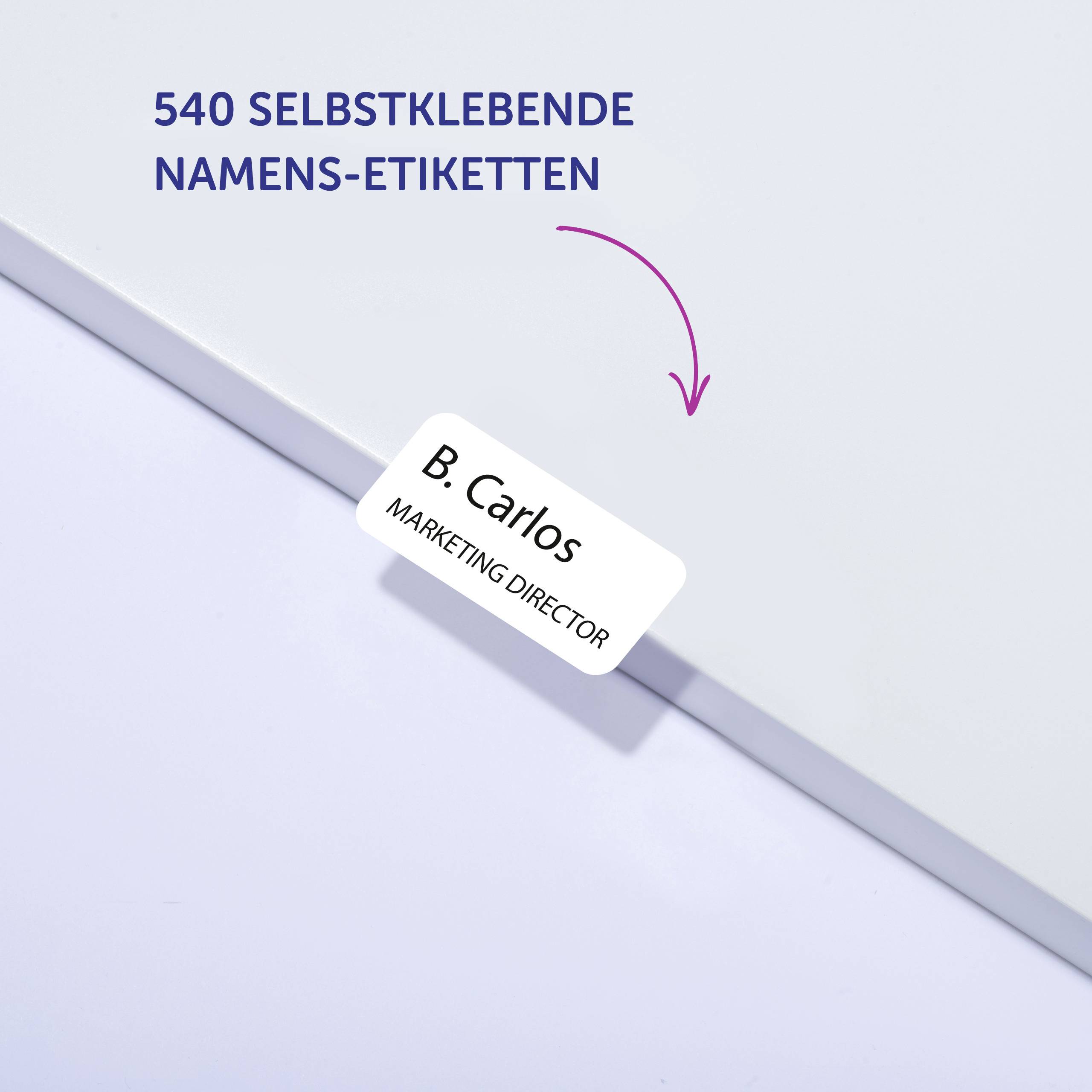 La main montre la taille d'une étiquette de 63,5 x 29,6 mm sur une feuille A4.