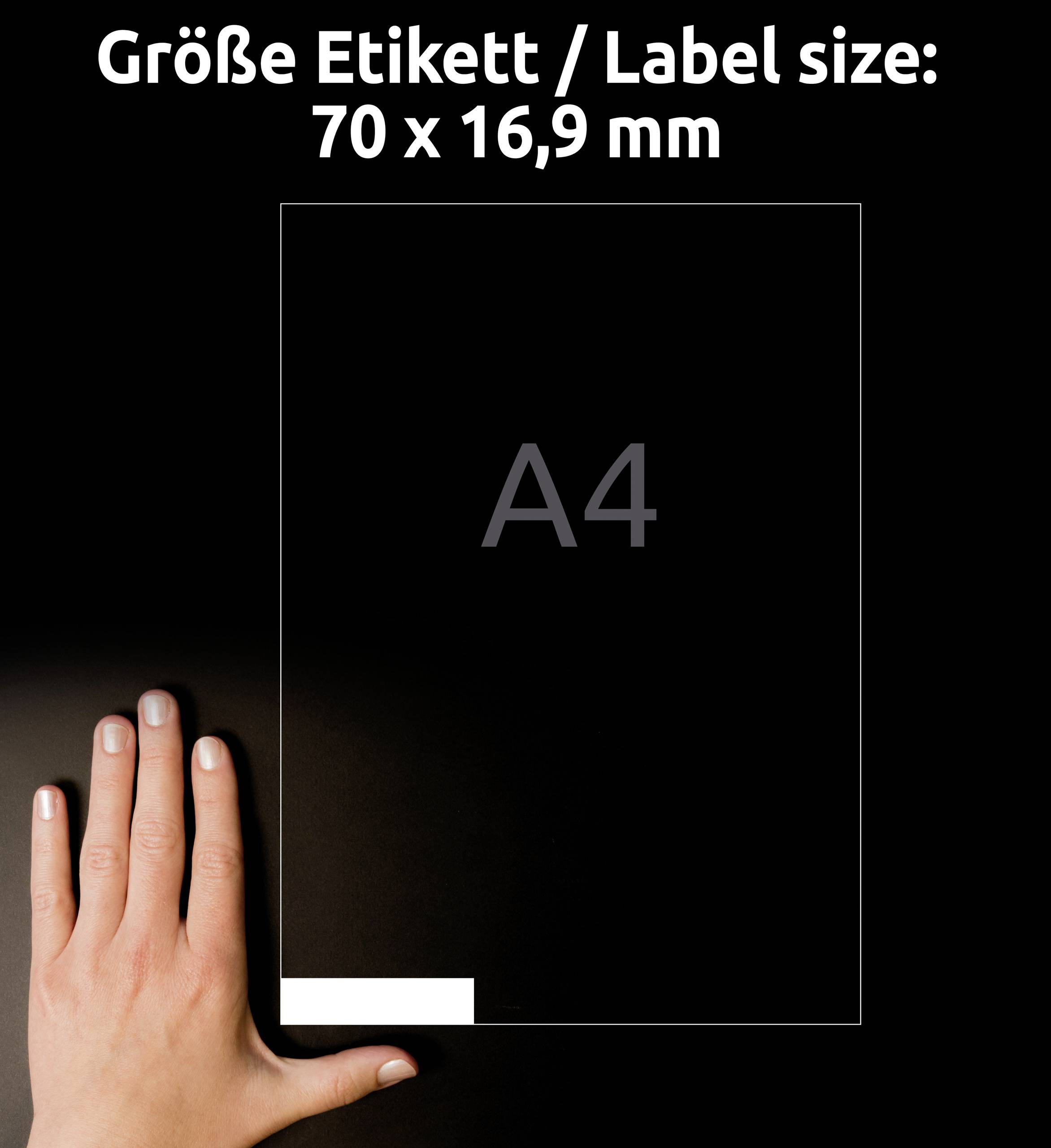 Taille de l'étiquette sur une feuille A4 : 70 x 16,9 mm. Une main compare la taille de l'étiquette avec la feuille.