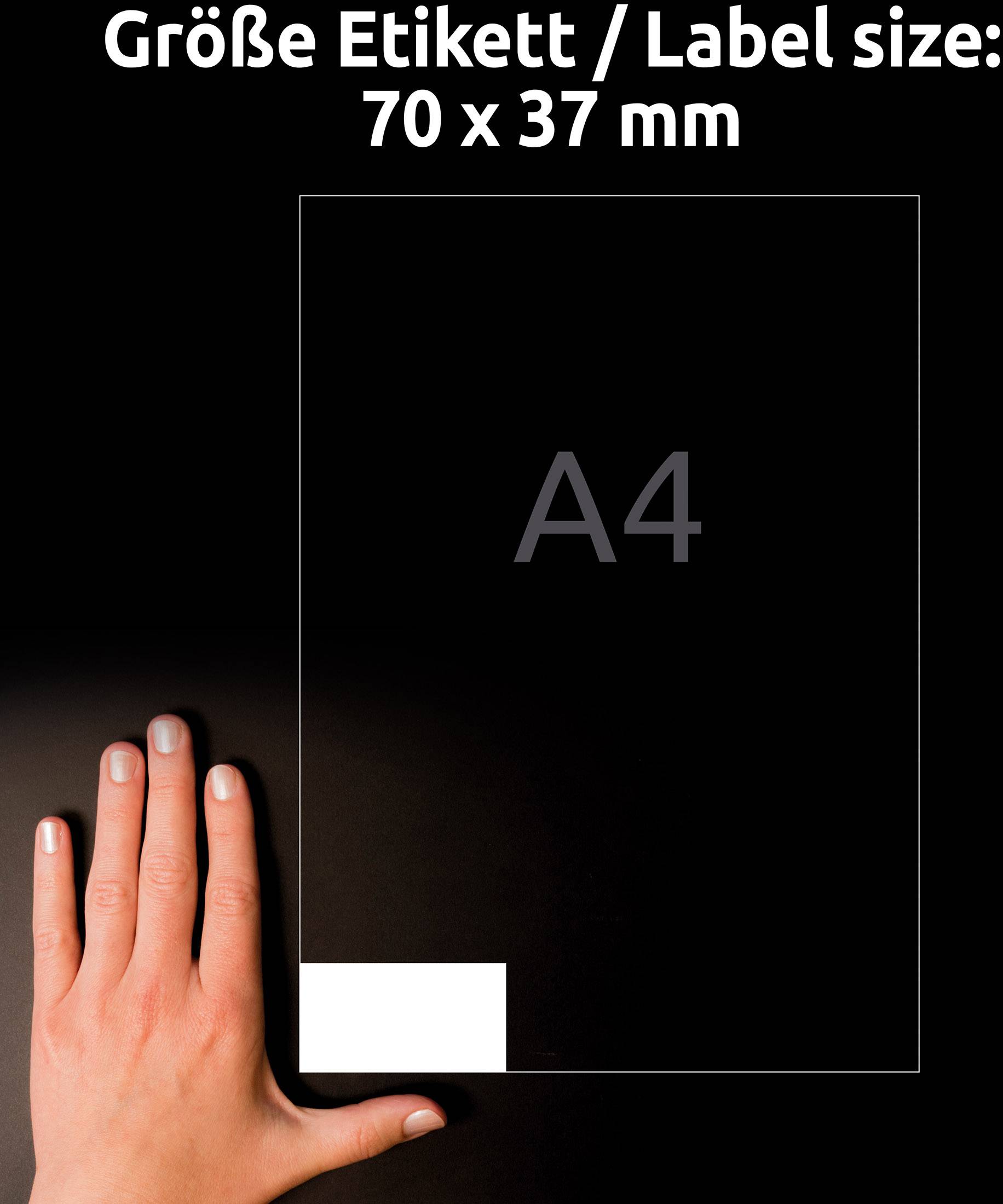 Une main dans le coin inférieur gauche indique la taille d'une étiquette sur une feuille A4. Taille de l'étiquette : 70 x 37 mm.