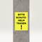 Colonne en béton avec un panneau jaune et un texte noir indiquant 'PORT DU CASQUE OBLIGATOIRE !', avertissement de sécurité important.
