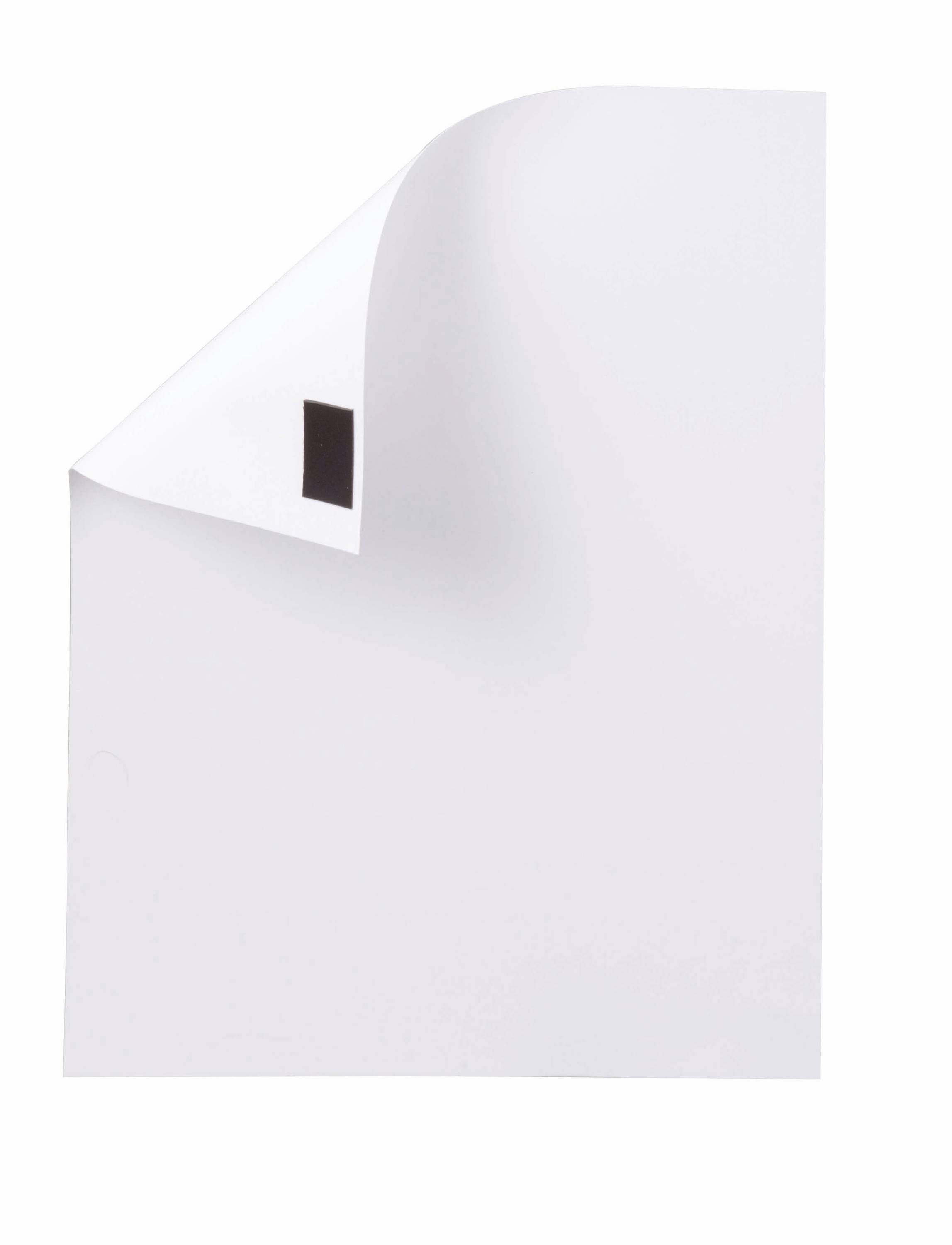 Une feuille de papier blanche avec un coin replié, sur laquelle est fixée une petite agrafe noire, sur un fond blanc.