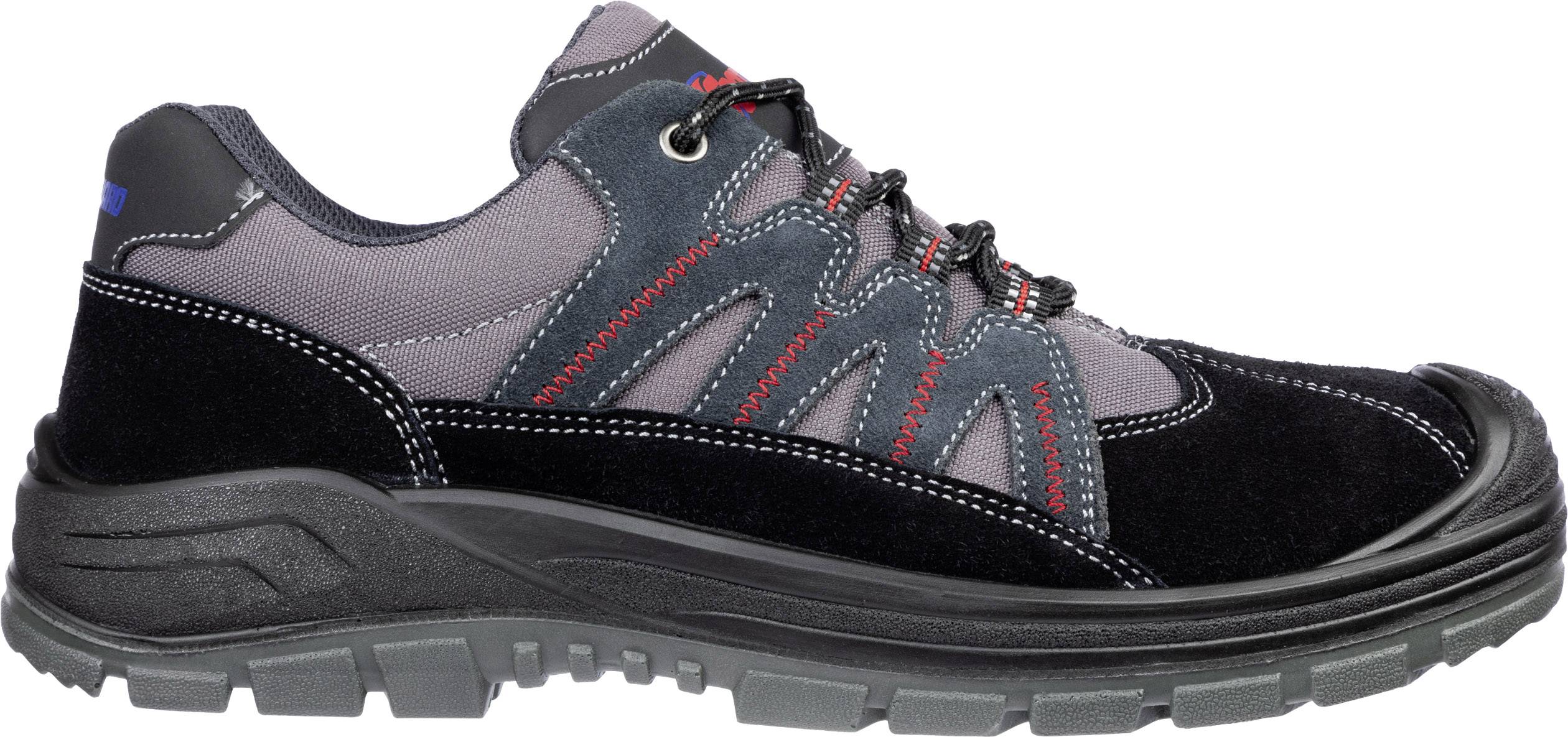 Chaussure de sport noire avec des touches rouges et une semelle robuste, adaptée aux activités de plein air.