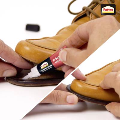 «Une personne appliquant de la colle Pattex sur la semelle d'une chaussure marron, démontrant un processus de réparation. Le tube d'adhésif est étiqueté comme étant de la colle liquide.»