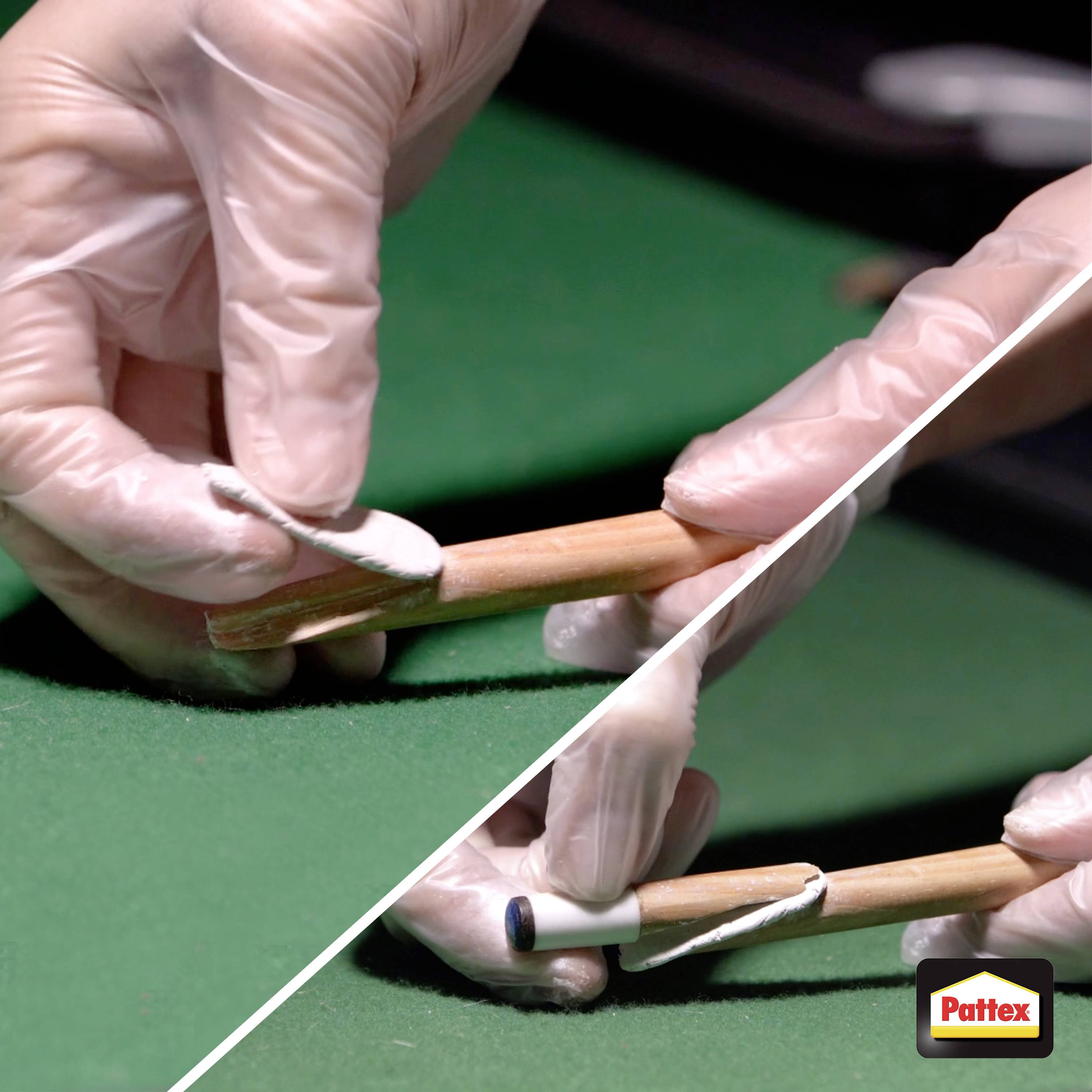 Une personne applique de la colle avec un pinceau sur l'embout d'une queue de billard, démontrant une réparation ou un entretien de ladite queue.