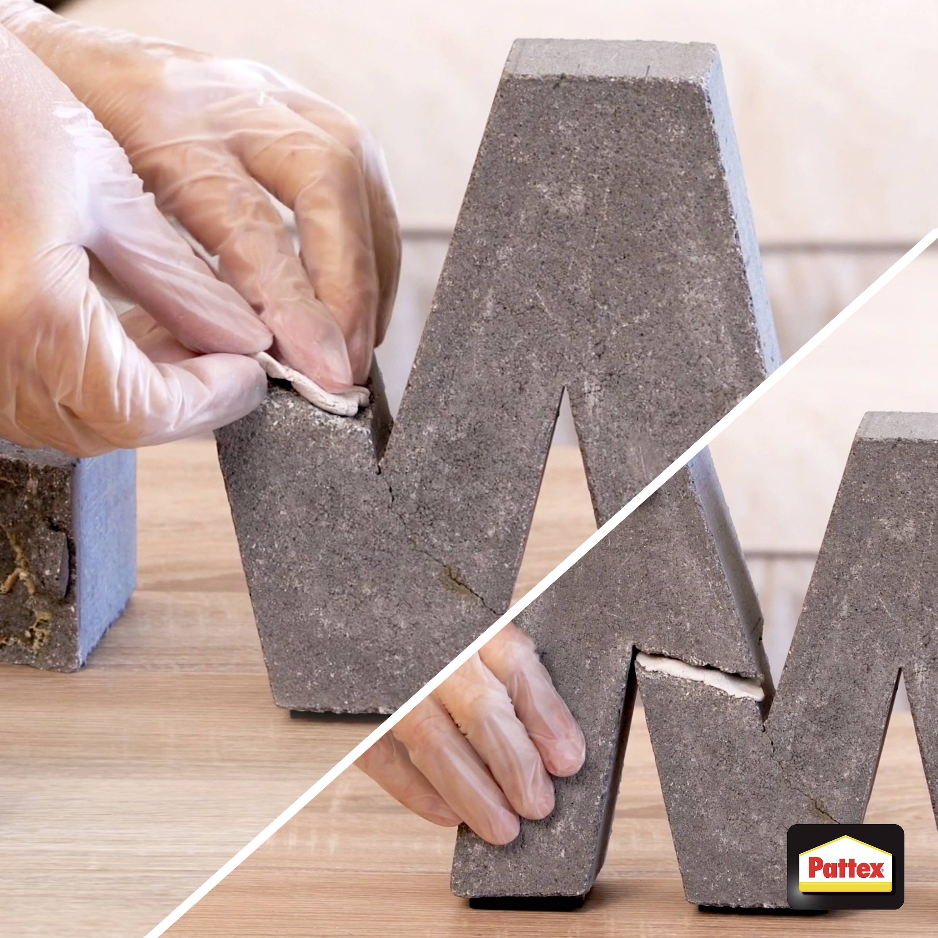 Mains appliquant un adhésif pour assembler des blocs de béton, démonstration avant et après, montrant un collage efficace. Logo Pattex dans le coin.