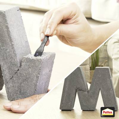 «Une main appliquant un adhésif sur la lettre M en béton fissurée, avec une autre lettre M en béton restaurée en arrière-plan.»