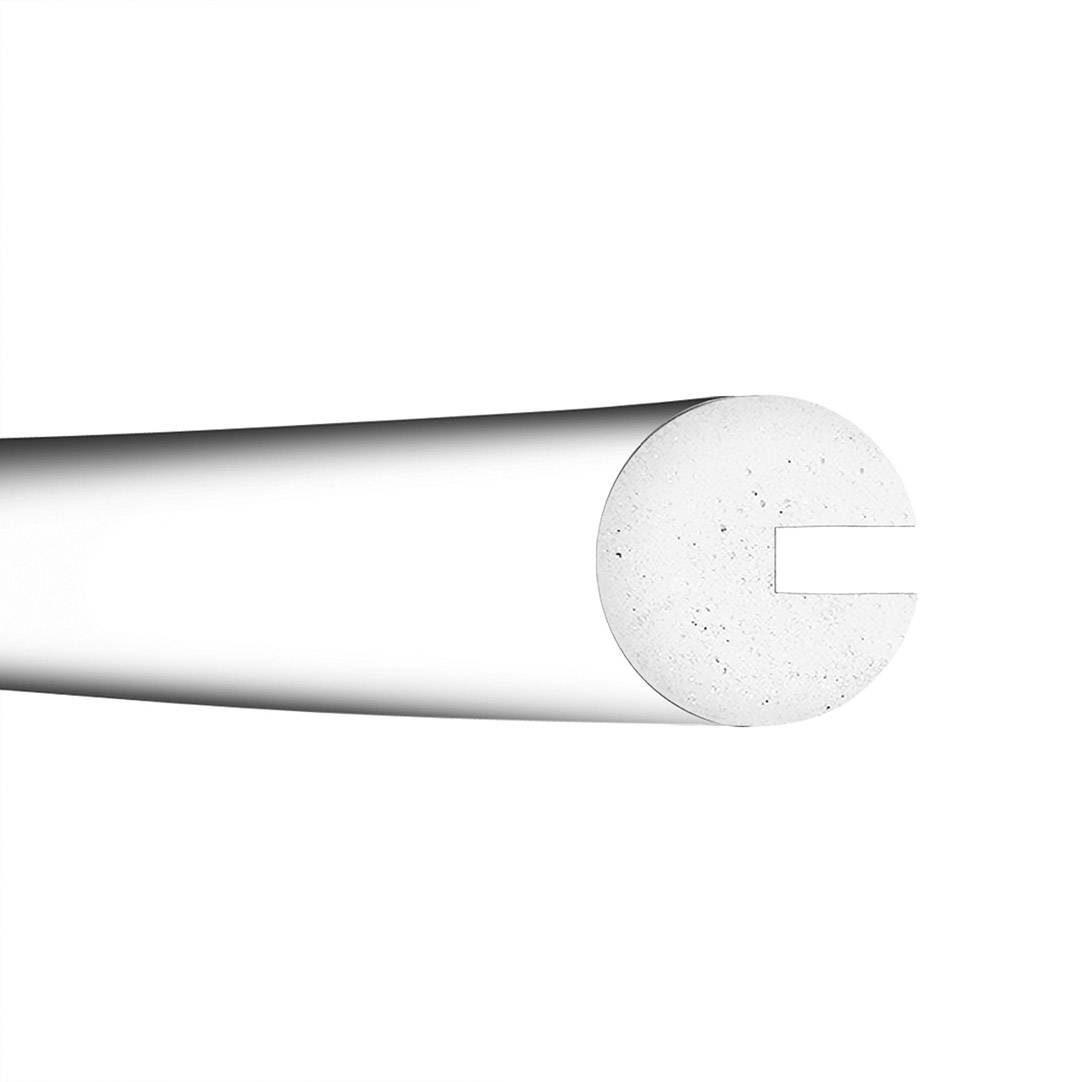 Bâton blanc, rond, avec une encoche ou une rainure à une extrémité, isolé sur fond blanc.