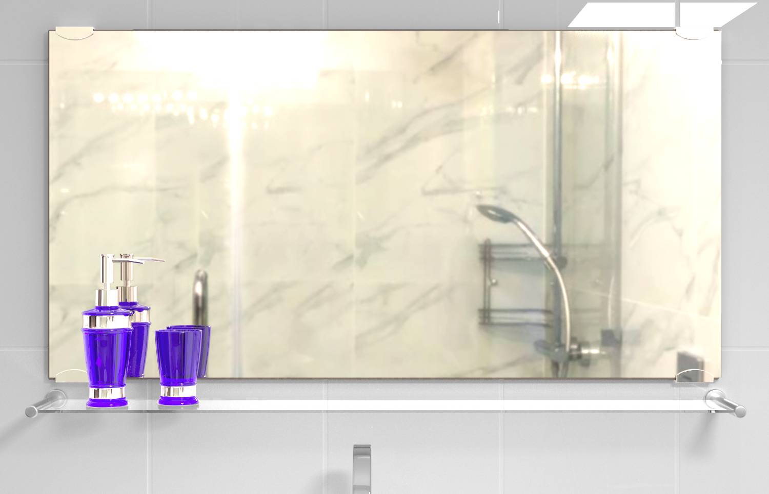 Un miroir de salle de bain reflétant une douche et un mur en marbre ; un distributeur de savon violet et une tasse sont posés sur l'étagère en verre devant.