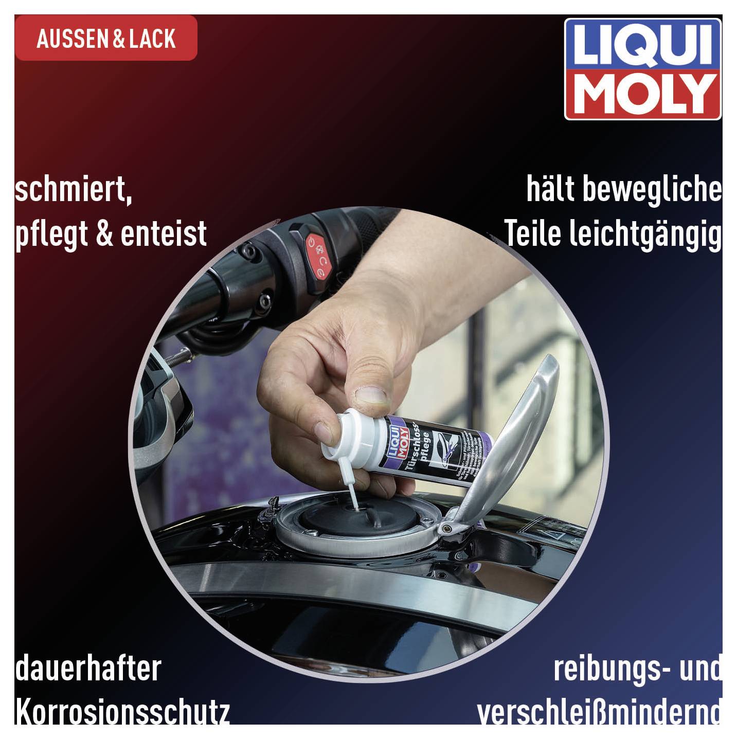 Une main verse du lubrifiant dans l'ouverture du réservoir d'une moto. Texte : 'lubrifie, entretient & désinfecte', 'maintient les pièces coulissantes', 'protection contre la corrosion'.