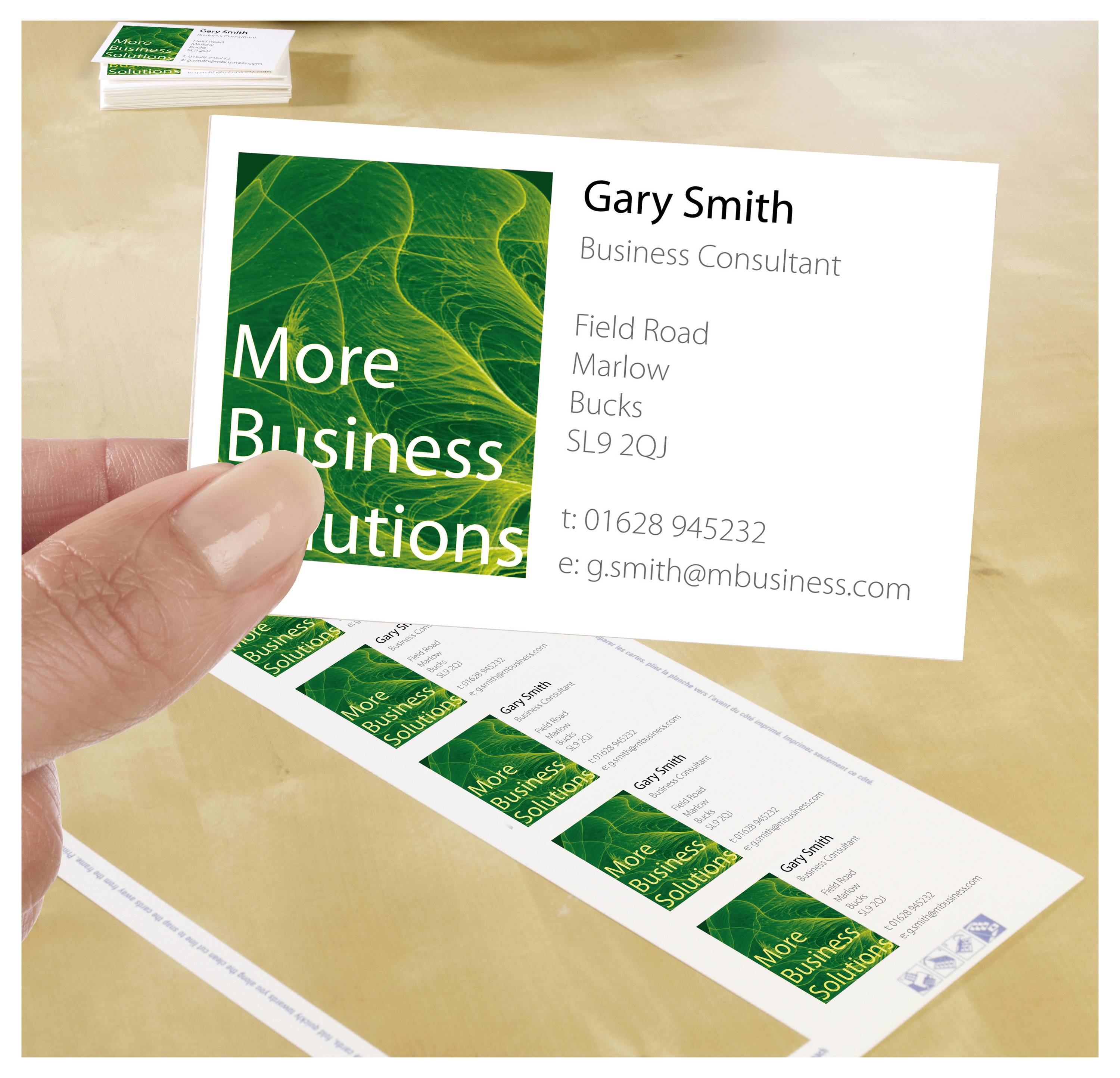 Carte de visite avec logo vert « More Business Solutions » ; Coordonnées de Gary Smith, Consultant en affaires, avec adresse, téléphone et e-mail.