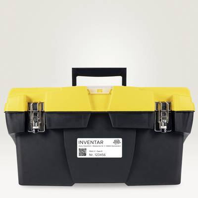 Boîte à outils jaune avec couvercle noir. L'étiquette indique 'INVENTAIRE', numéro de série '123456'.