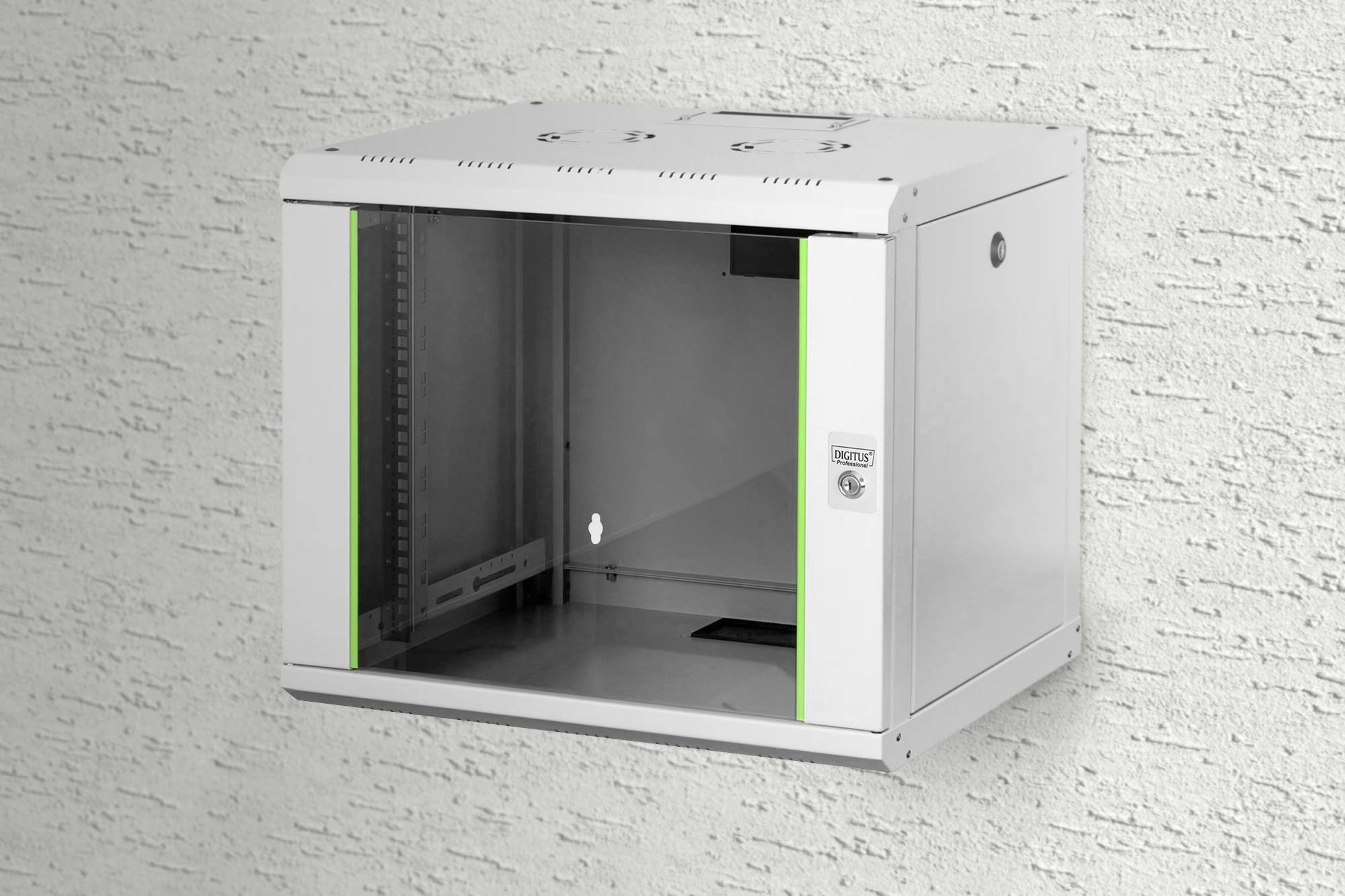 Armoire métallique murale, ouverte, avec un panneau frontal gris et des accents verts, devant un mur blanc.
