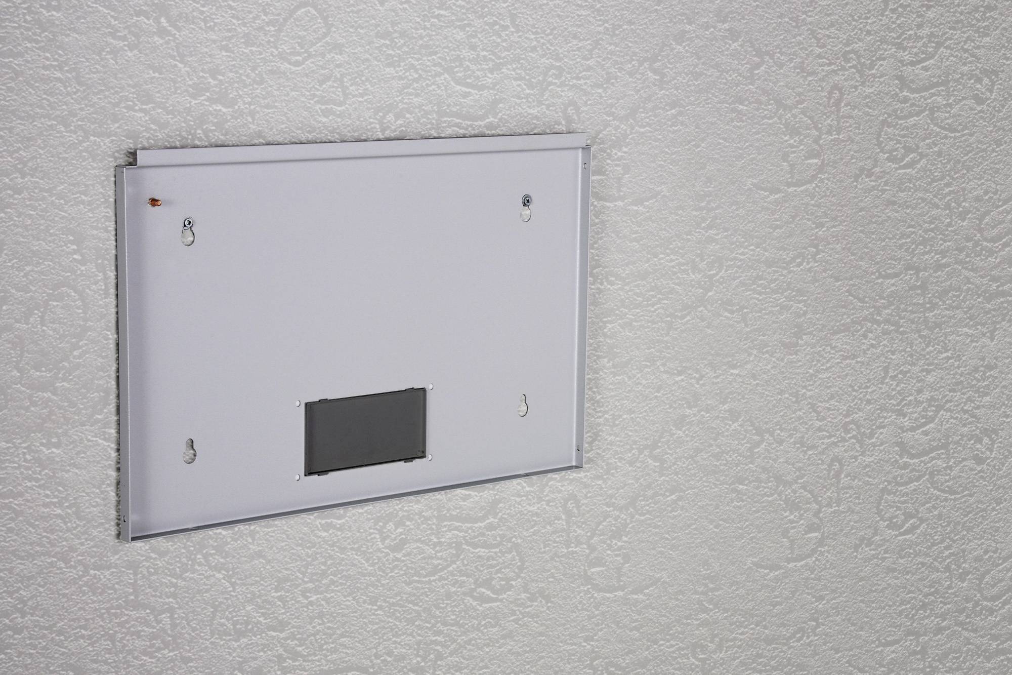 Panneau chauffant installé sur un mur structuré.