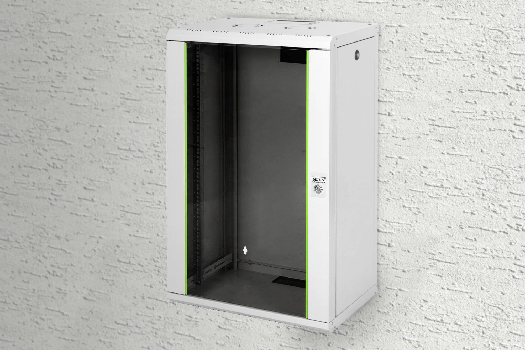 Armoire réseau fixée au mur, avec façade en verre, trous d'aération et coins arrondis. Adaptée aux serveurs et équipements réseau.