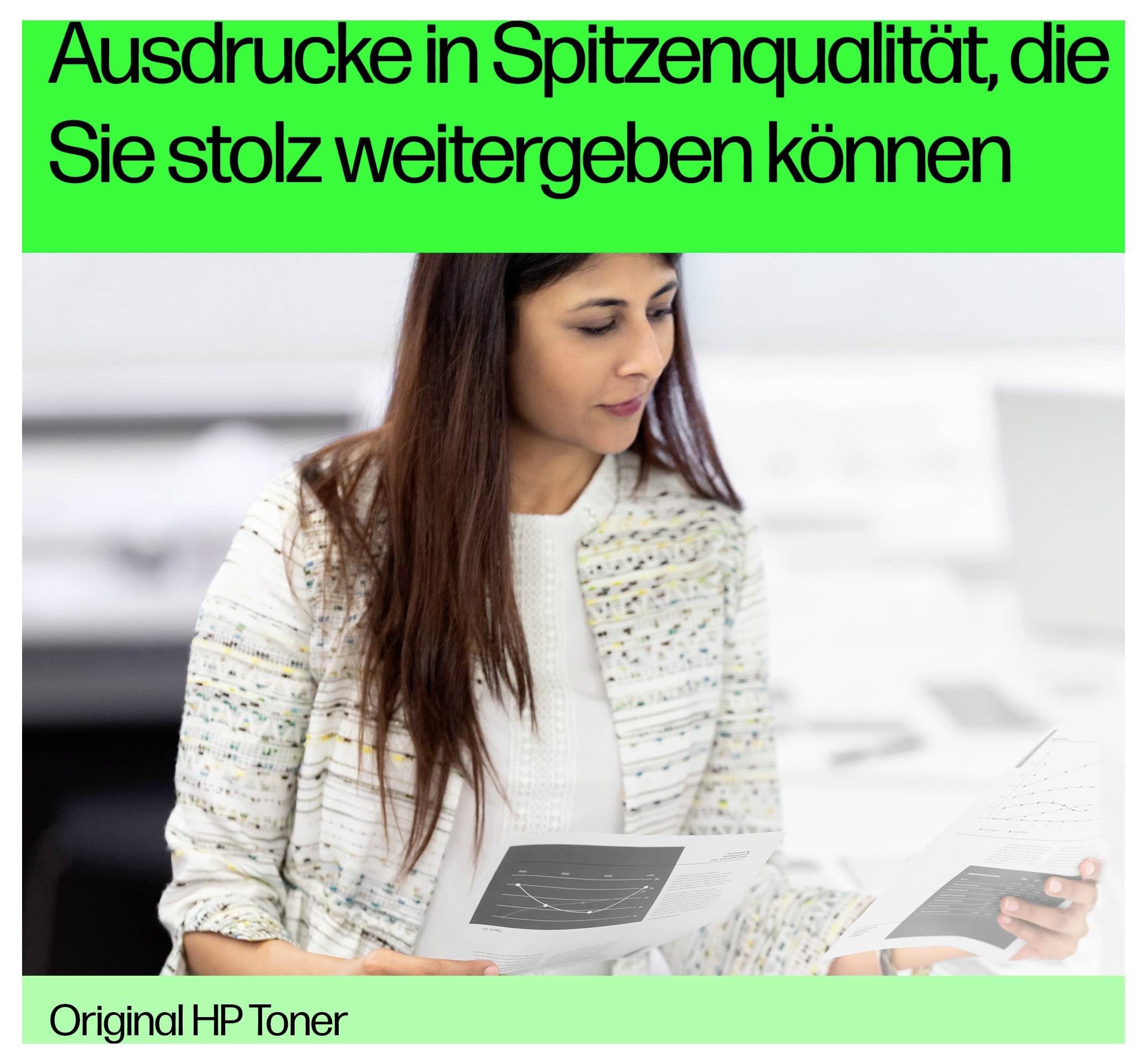 Femme dans un bureau lumineux examinant des documents imprimés ; le texte publicitaire allemand se lit « Des impressions de qualité supérieure que vous pouvez transmettre avec fierté » et « Toner HP Original ».