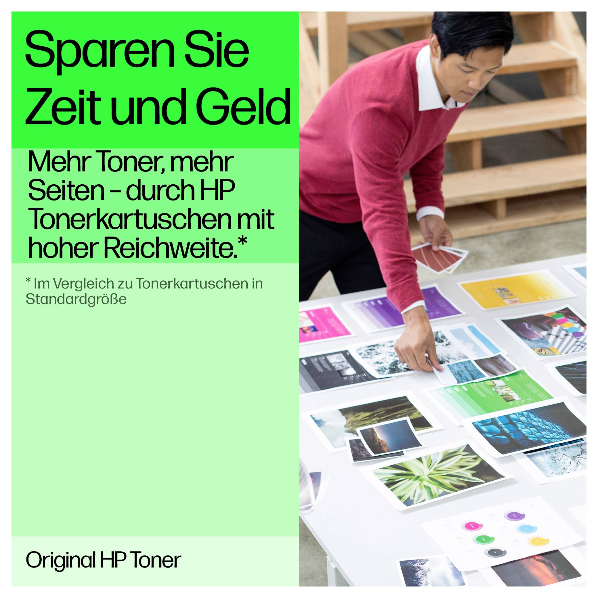Annonce de toner HP en français :<br><br>Un homme compare des pages imprimées colorées tandis que le texte dit « Économisez du temps et de l'argent » et « Plus de toner, plus de pages, plus grande portée. »