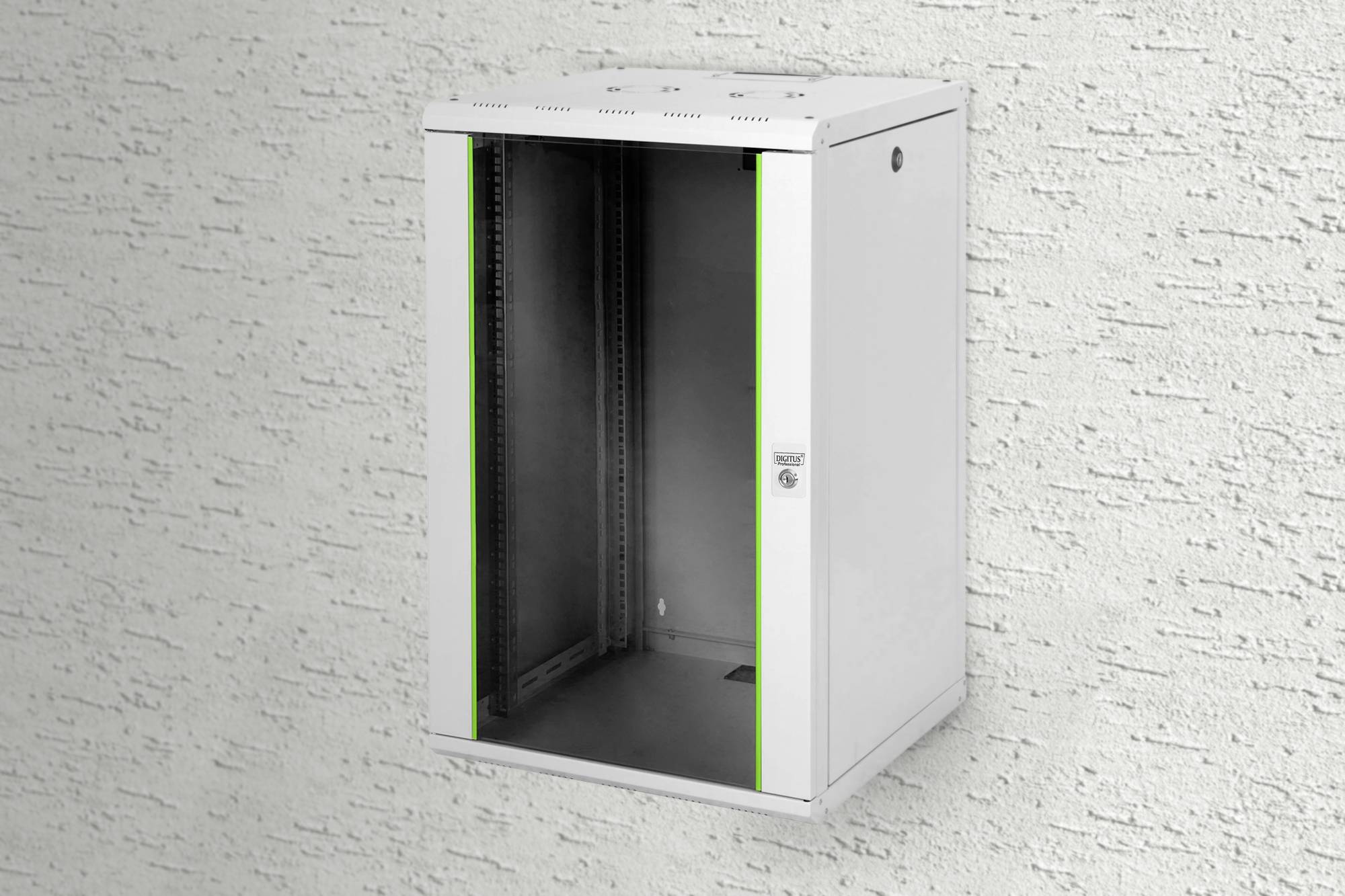 Une armoire réseau murale vide avec porte en verre et bande verte ; adaptée à l'installation d'équipements réseau.