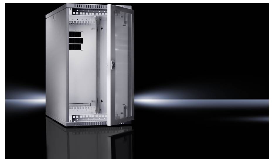 Un rack serveur métallique ouvert et vide est posé sur un sol noir brillant, baigné d'une lumière tamisée.