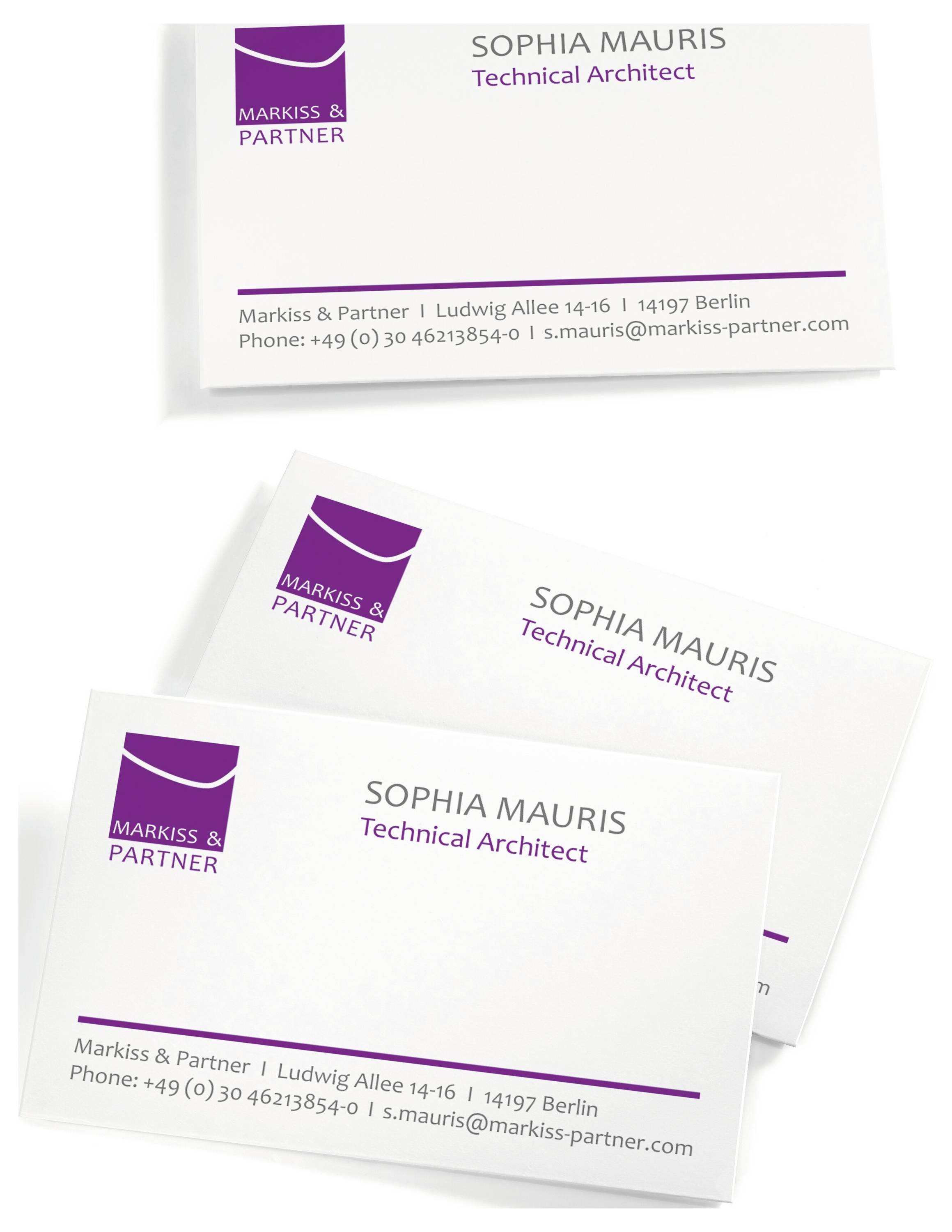 Trois cartes de visite empilées pour Sophia Mauris, Architecte Technique chez Markiss & Partner, avec logo violet et coordonnées de contact.