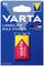 Pile alcaline 9V de Varta, emballée. Inscription : « LONGLIFE MAX POWER ». Emballage en bleu et jaune avec le logo Varta.