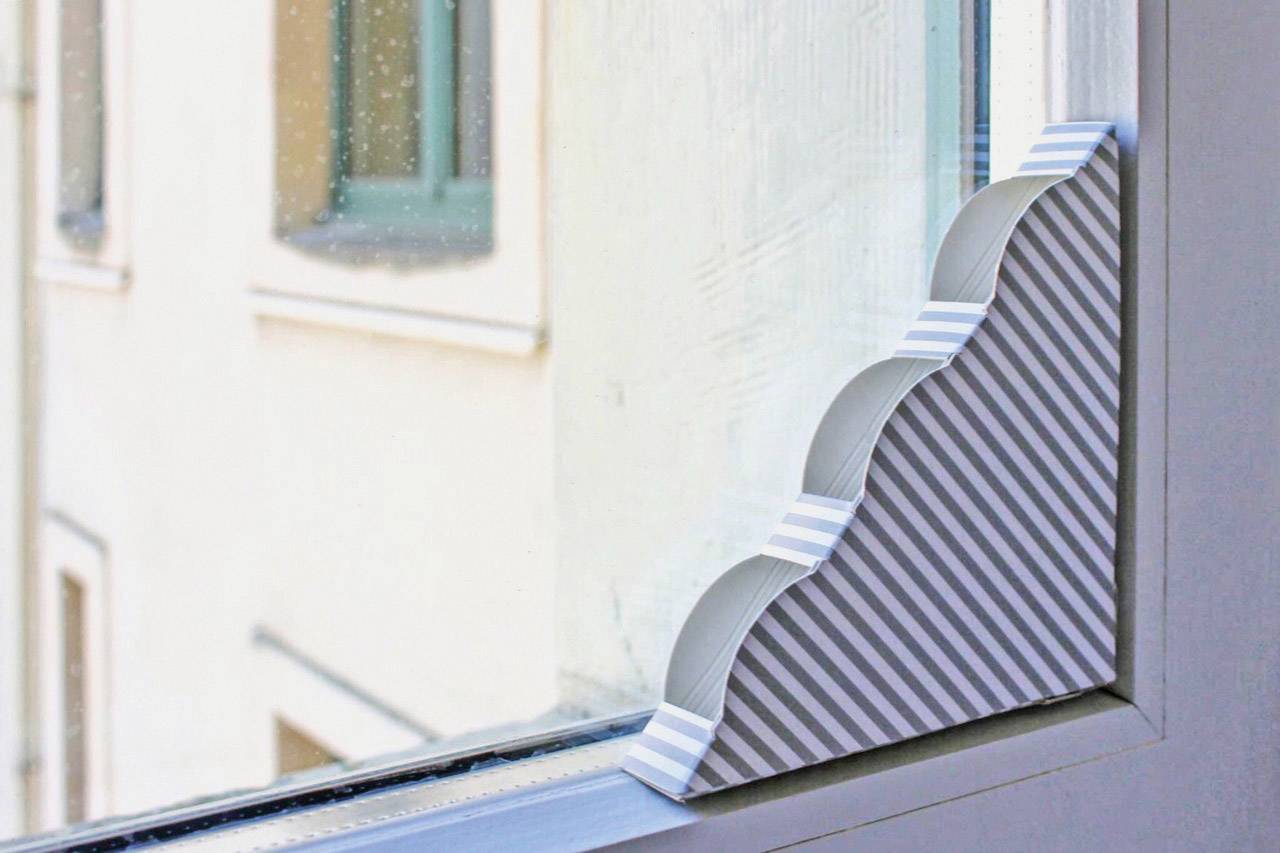 Un coin en mousse triangulaire placé entre la fenêtre et le cadre améliore l'isolation, empêche les courants d'air et permet des économies d'énergie. Fenêtres intérieures.