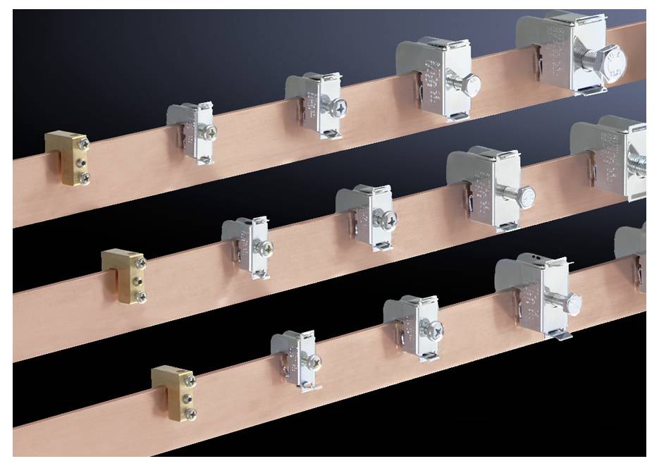 Plusieurs barres de cuivre horizontales avec des éléments de connexion métalliques sur un fond noir.
