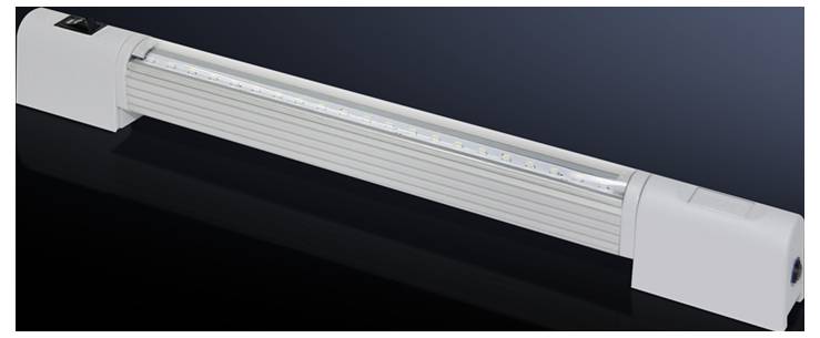 Barre lumineuse à LED de forme rectangulaire sur un fond sombre. La source lumineuse est répartie uniformément le long de la barre.