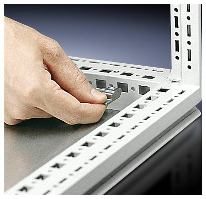 Une main place une traverse transversale d'angle dans un cadre métallique.