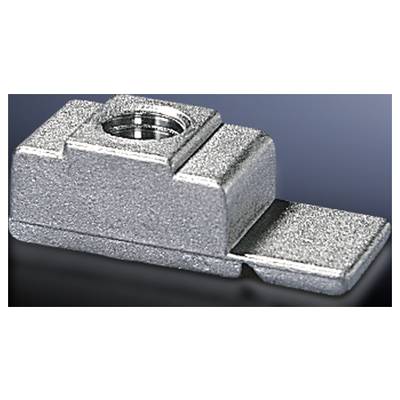 Une pince en métal argenté de forme rectangulaire avec une ouverture de vis visible sur un fond sombre.