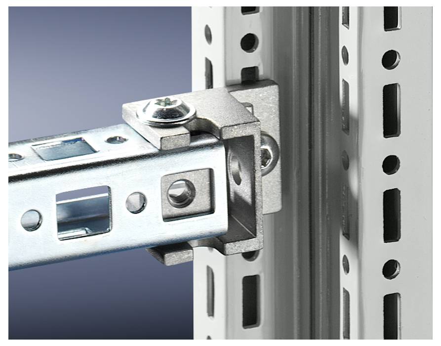 Un angle métallique relie fermement deux entretoises métalliques perforées, sur un fond bleu, pour des applications industrielles.