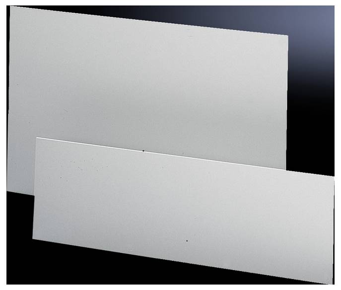 Deux plaques rectangulaires grises en métal sur un fond sombre.