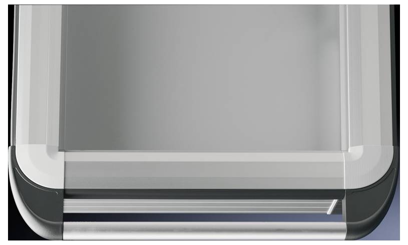 Un fragment d'un cadre argenté et noir avec une surface transparente ou brillante.