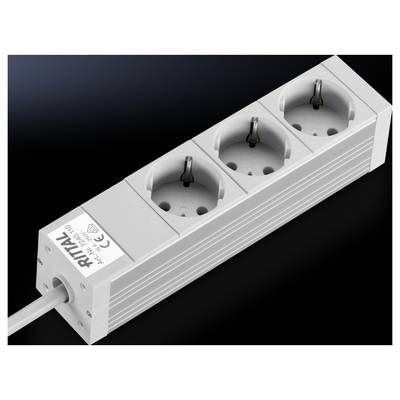 Multiprise triple avec boîtier gris, posée sur un fond noir. Connexion du câble à gauche ; trois prises électriques à droite.