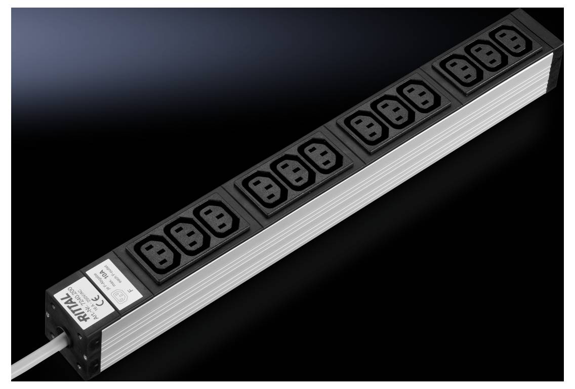 Barrette multiprise de Rittal avec huit emplacements et plaque signalétique sur fond noir.