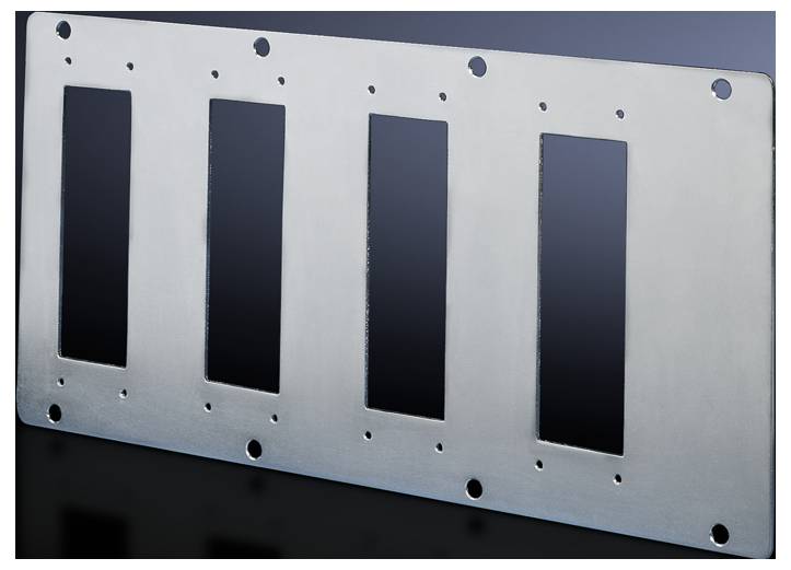 Plaque métallique avec quatre découpes rectangulaires, probablement destinée à des appareils électroniques ou comme support de montage.